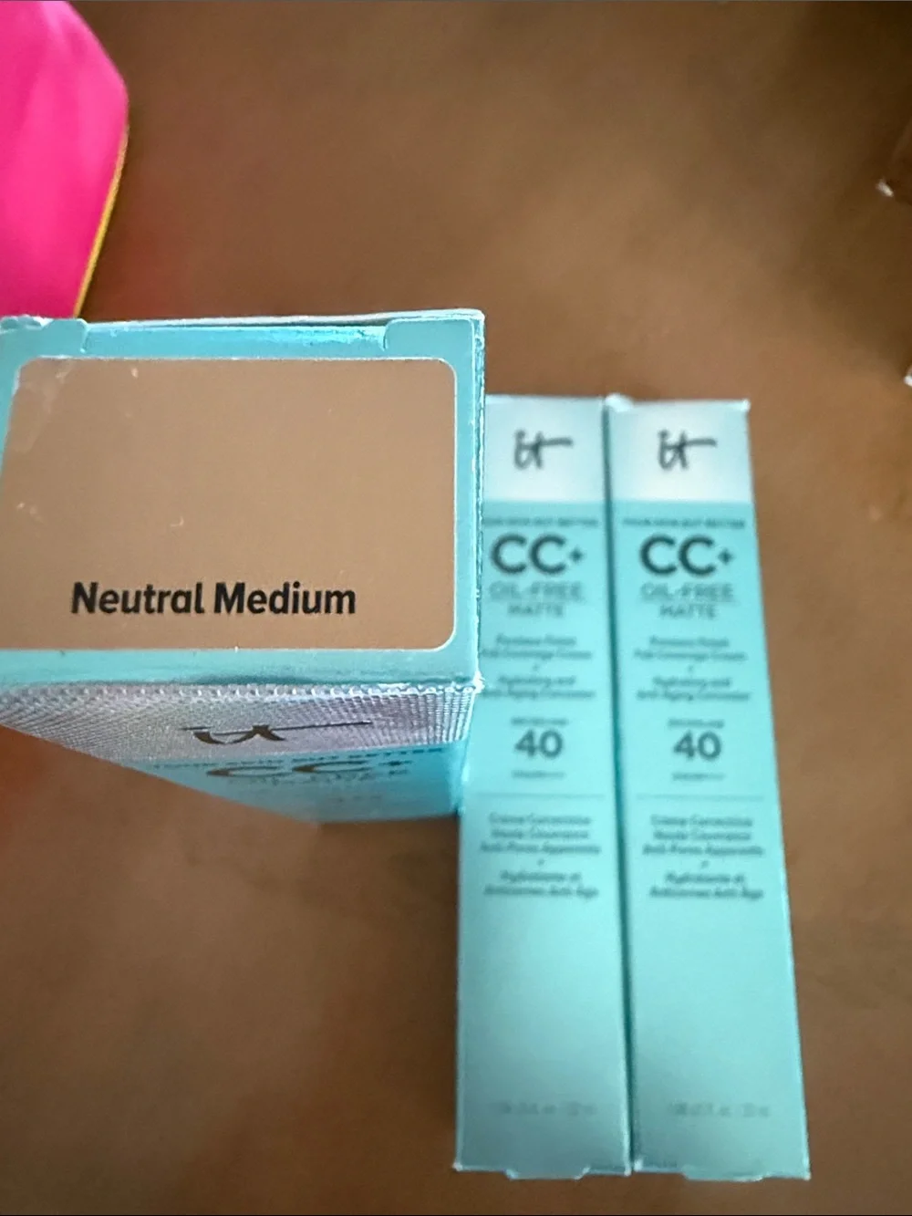 it cosmetics CC+ Oil-Free Matte Cream SPF 40 - Teal Packaging with Beige Shade